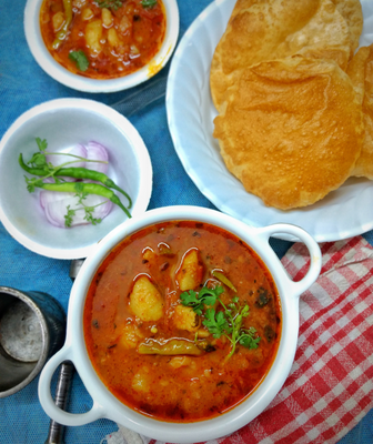 <b>Quick Aloo Rasedar recipe (Pressure Cooker) | Potato curry without onion and garlic</b>